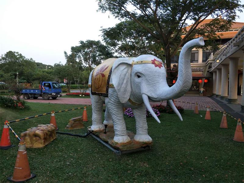 Hekalu la Buddhist Animatronic nyeupe tembo