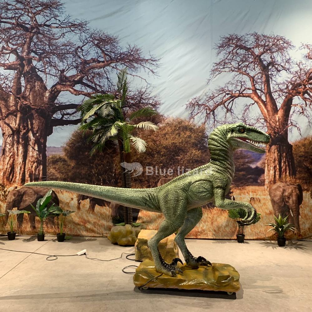 Realistični velociraptor animatronski dinozaver v naravni velikosti za zabaviščni park in šolo/igralnico po navdihu Jurskega sveta