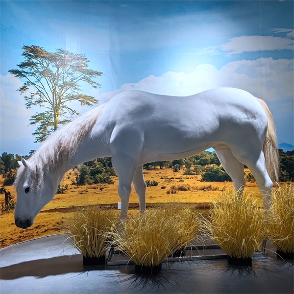 Modelo animatrónico de caballo falso
